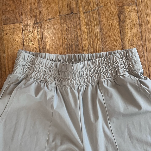 Old Navy Women’s  Khaki  Cargo Pants - Picture 3 of 5